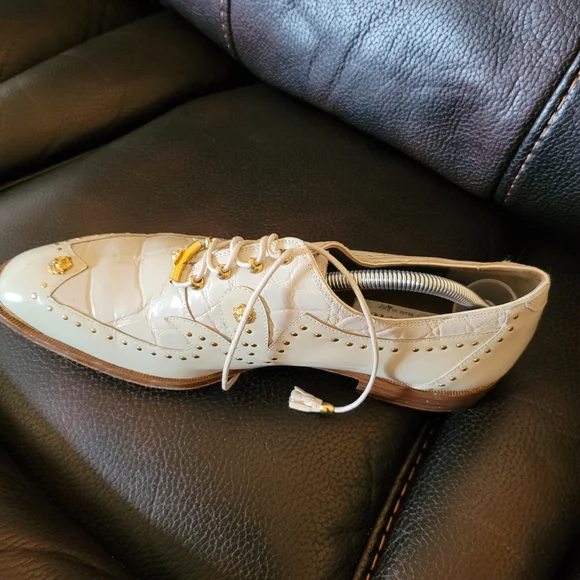 Mauri Elegant Cream and Gold Men display picture 2